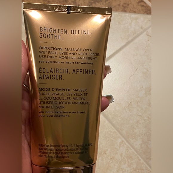 New JLO Beauty That Hit Single Gel Cream Cleanser! - Picture 2 of 4